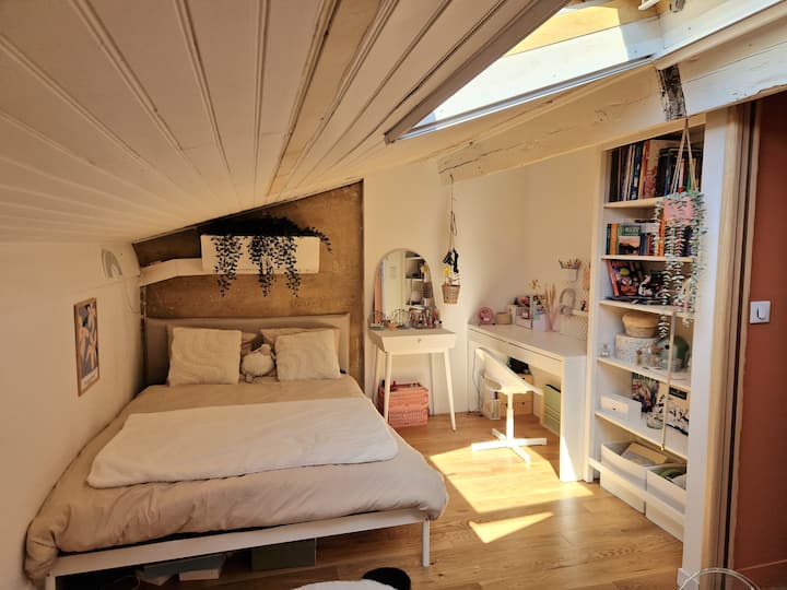 Cama de 140*200 cm, escritorio y juegos 