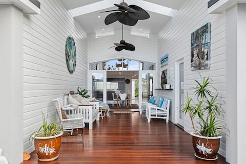 Belle's Beach Getaway - Pool, WiFi, BBQ