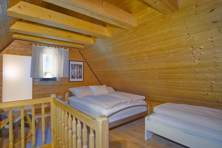 ملاذ مع السحر: في منطقة الاستوديو، ستجد سريرًا مزدوجًا مريحًا (140 × 200 سم) لشخصين وسرير فردي إضافي (90 × 200 سم) – مثالي للعائلات الصغيرة أو الأصدقاء.