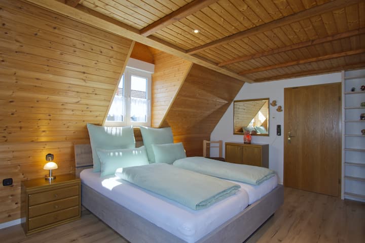 في غرفة النوم المريحة، ينتظرك سرير مريح بحجم كبير، مما يضمن لك الشعور بالراحة مع حجمه وأجوائه الطبيعية.