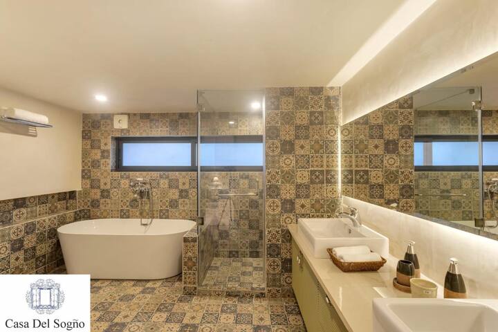 Full bathroom 3 image 1
