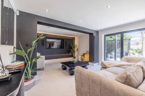 5-Bed Home Near Windsor w/ Garden & Parking