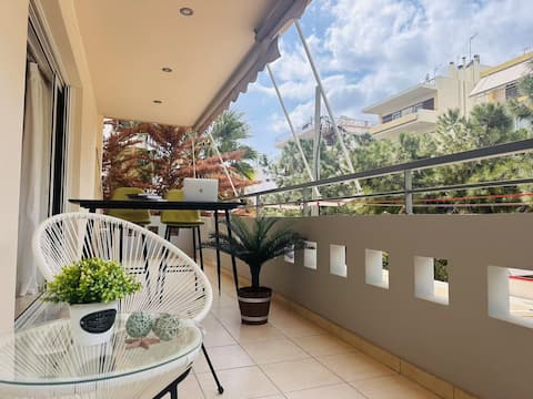 Sunlit Coastal Retreat with private Parking