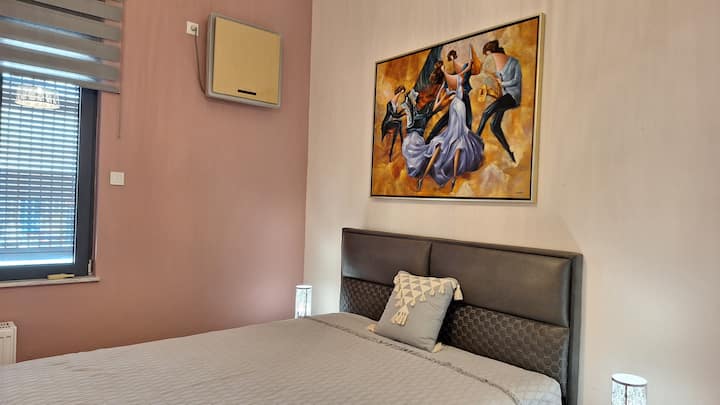 Amber Muse Slaapkamer 1,  met hoogwaardig anatomisch matras, airconditioning, verwarming en smart-tv