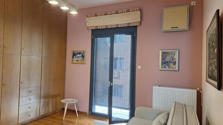 Amber Muse Slaapkamer 3. 
Extra lakens, dekens, dekens en kussens in de kast. Je vindt er ook een stoomstrijkijzer voor je kleding 