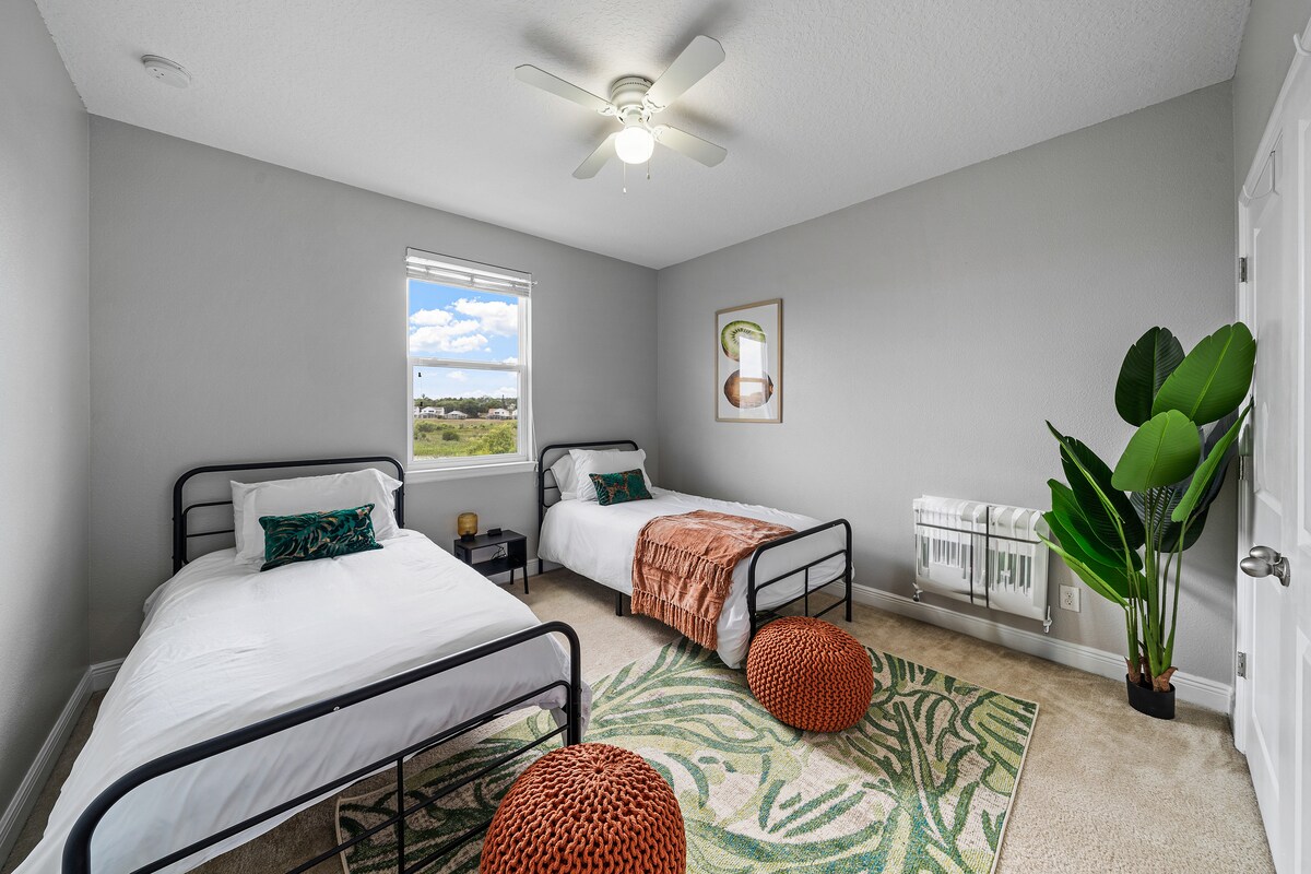 Opustite se u udobnosti naše spavaće sobe s ventilatorom na stropu za hlađenje i umirujućim zelenilom iz elegantne sobne biljke, stvarajući mirno utočište inspirirano prirodom.