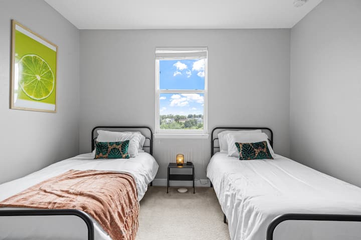 Word wakker met de zachte gloed van natuurlijk licht die door het grote raam in onze slaapkamer stroomt, met een prachtig uitzicht vanaf de derde verdieping en een rustige, rustgevende sfeer creëert.