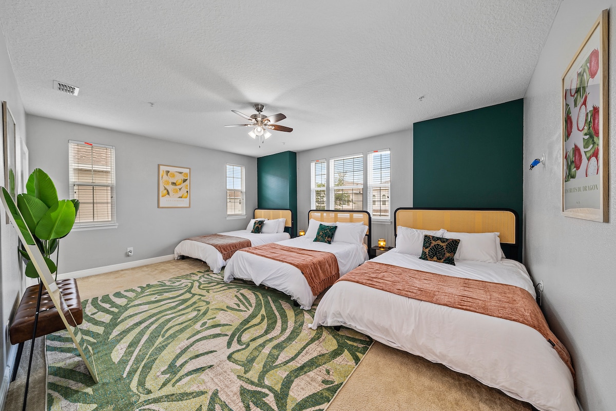 Uronite u našu spavaću sobu inspiriranu džunglom, gdje živopisno zelenilo i bujni ukrasi stvaraju mirno utočište ispunjeno prirodom, nudeći savršen bijeg od svakodnevnice.