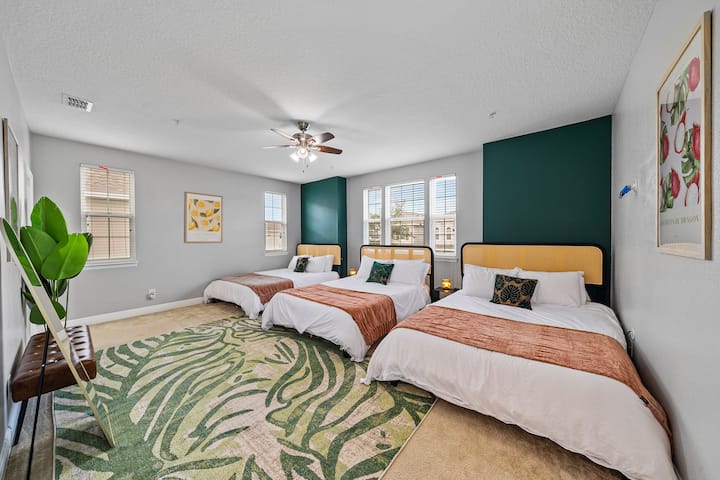 Dompel jezelf onder in onze op de jungle geïnspireerde slaapkamer, waar levendig groen en weelderige inrichting een rustig, natuurrijk toevluchtsoord creëren en een perfecte ontsnapping aan het alledaagse bieden.