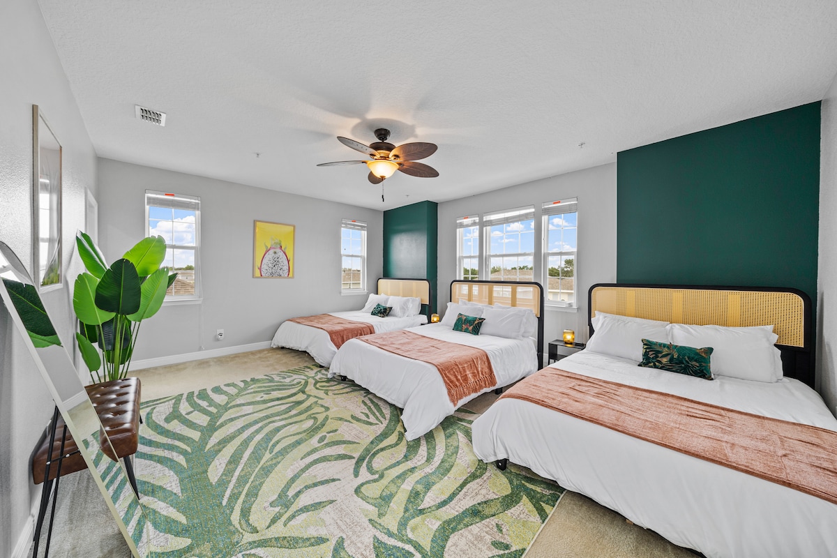 Opustite se u našoj prostranoj spavaćoj sobi s tri udobna bračna kreveta i stropnim ventilatorom koja svima nudi savršen spoj udobnosti i opuštanja tijekom vašeg boravka.