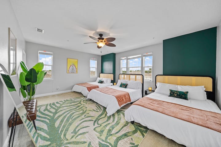 Ontspan in onze ruime slaapkamer, compleet met drie comfortabele queensize bedden en een plafondventilator, die de perfecte mix van comfort en ontspanning biedt voor iedereen tijdens je verblijf.