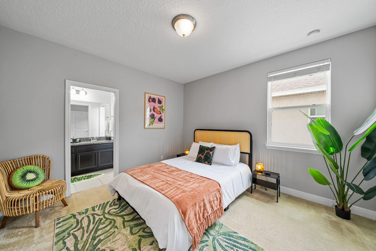 Odmorite se u našoj spavaćoj sobi inspiriranoj džunglom, gdje bujni ukrasi i zemljani tonovi stvaraju mirno utočište ispunjeno prirodom. Uz vlastitu kupaonicu, savršeno je mjesto za opuštanje i opuštanje.