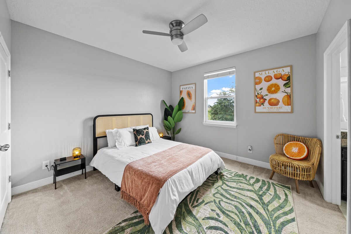 Opustite se i napunite baterije u vlastitoj mirnoj oazi - naša udobna spavaća soba ima umirujući stropni ventilator i privatnu kupaonicu s vlastitom kupaonicom koja vam pruža savršen spoj udobnosti, praktičnosti i privatnosti.