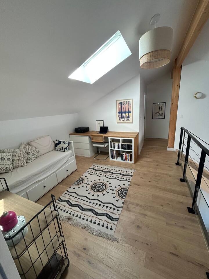 Mezzanine ouverte sur séjour avec bureau et lit double d'appoint (180x200)