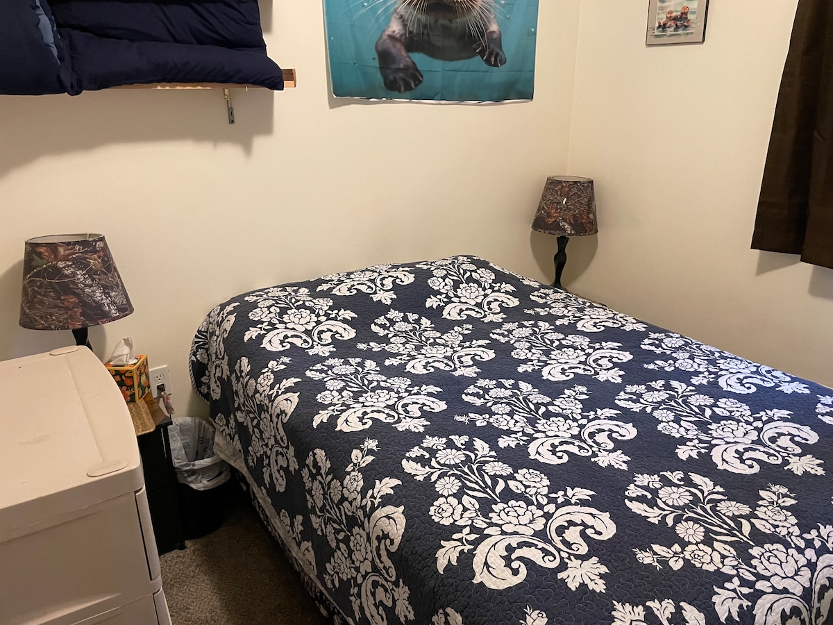 Esta es nuestra cama completa con cómoda y perchero.