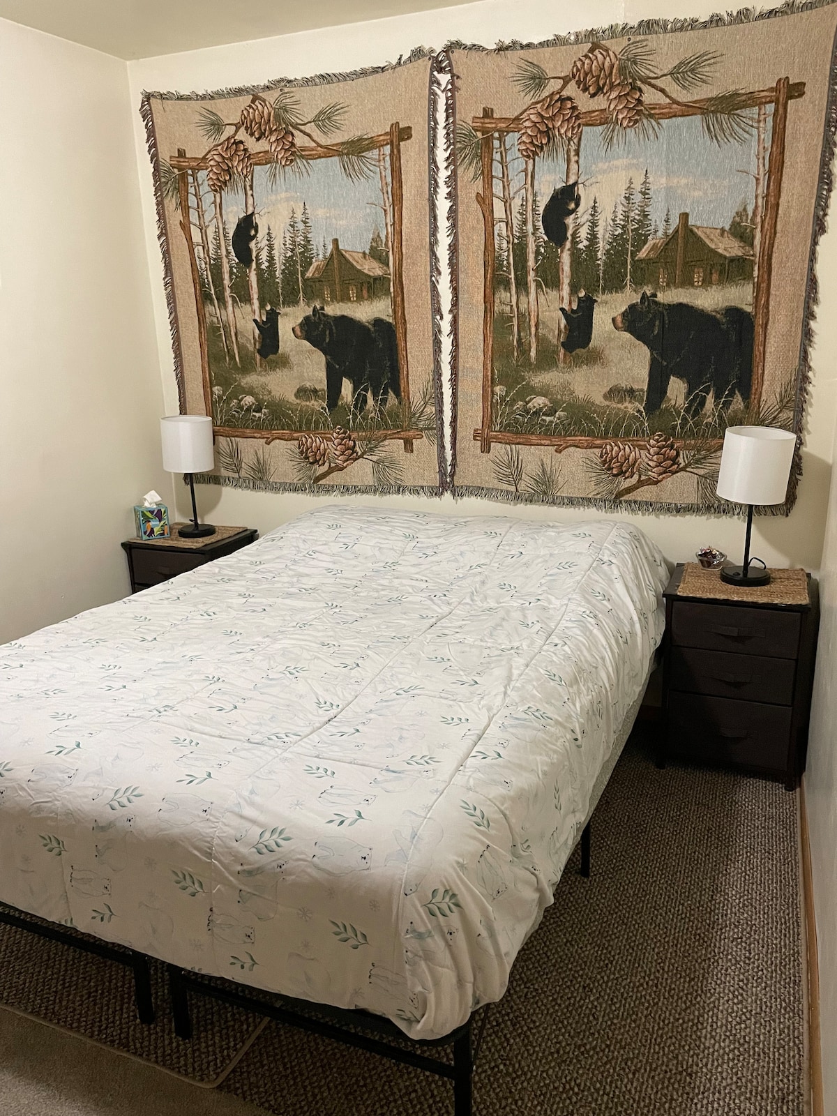 Esta es la habitación queen. Con cómoda, perchero y estantes.