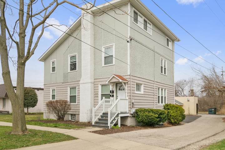 Cozy 5 Bed House In Downtown Libertyville! - Highland Park, IL