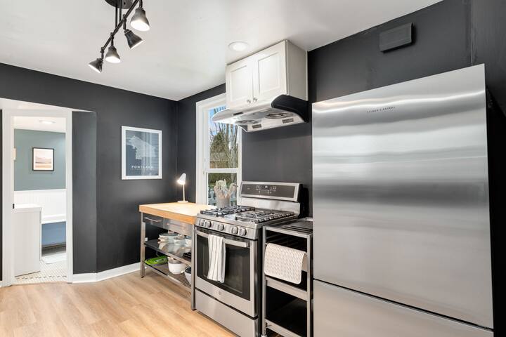 Modern & Warm City Oasis – Fire Pit gallery image 5