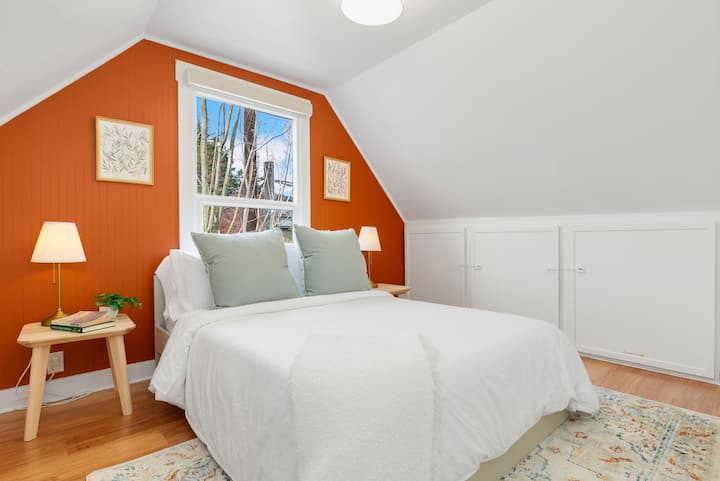 Сгушете се в двойно легло, заобиколено от успокояващи цветове, растения и меко осветление за пълноценна релаксация.