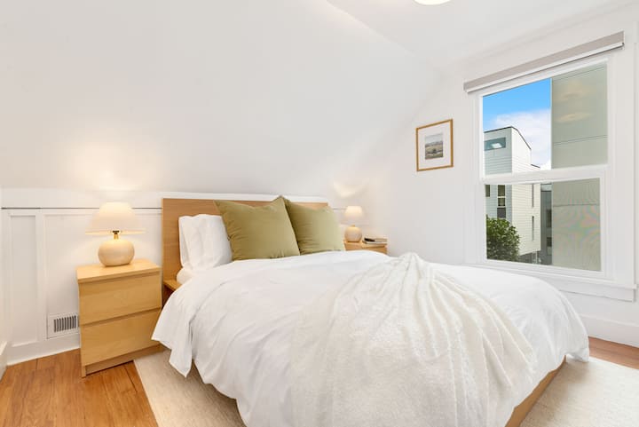 Сгушете се в двойно легло, заобиколено от успокояващи цветове, растения и меко осветление за пълноценна релаксация.