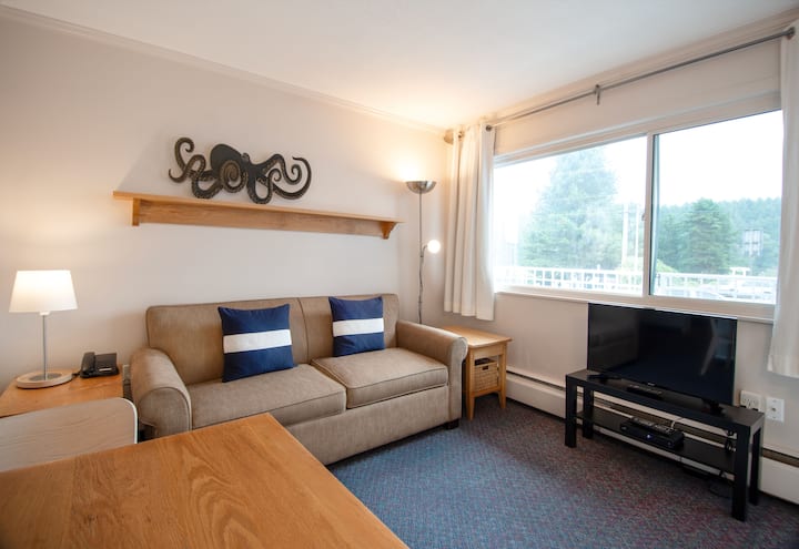 Seaview One-bedroom Double Suite - Nanaimo