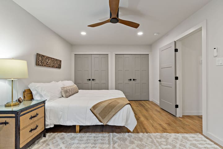 זהו חדר השינה הראשי הכולל מיטת קינג סייז, שידת מגירה ופינת קריאה עם כיסא טום דיקסון, וילונות האפלה, טלוויזיה חכמה 58 אינץ' ושני ארונות גדולים עם אחסון בשפע. 