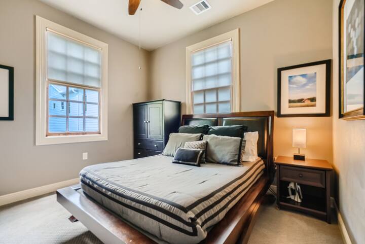 Duerme con comodidad en la cama tamaño queen proporcionada. También hay sábanas adicionales si es necesario.