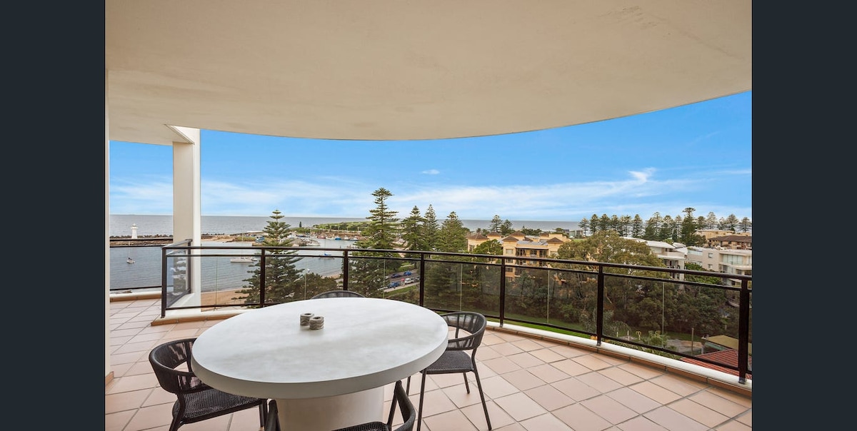 Top Airbnb: Harbourfront Executive Penthouse in Wollongong City Council