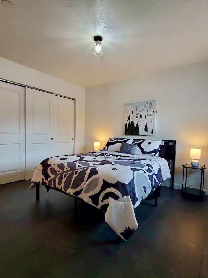 Amplio dormitorio tamaño queen con armario grande.