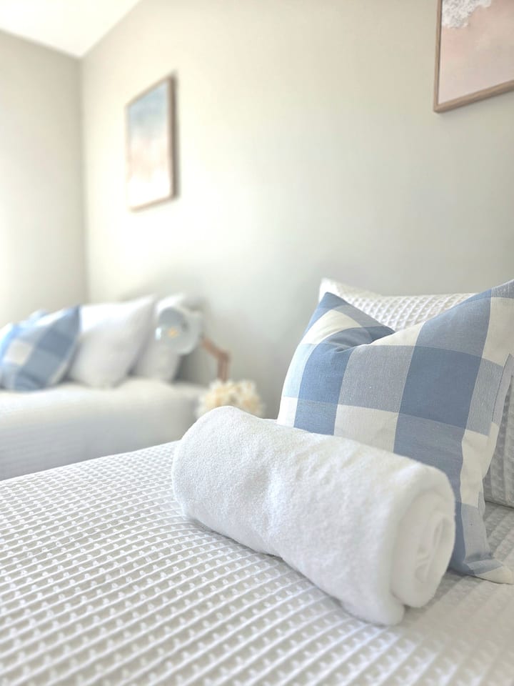 2 prostrana bračna kreveta (180x200) 