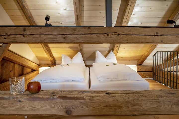 Ghaleri ya wazi juu ya eneo la kuishi lenye vitanda vinne katika sehemu za kulala (kusimama wima ni kwa kiwango kidogo)