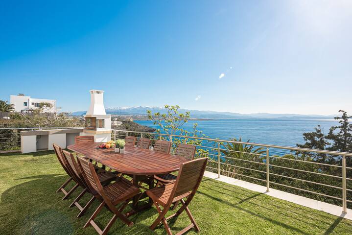 Villa del Mare, built on the edge of the sea gallery image 5