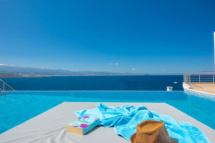 Villa del Mare, built on the edge of the sea gallery image 3