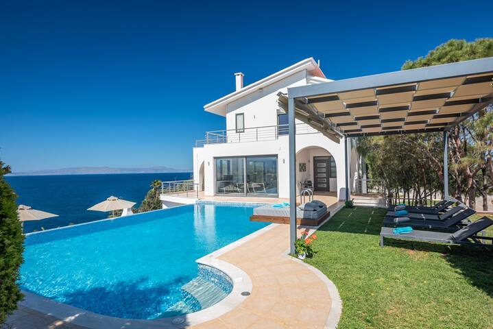 Villa del Mare, built on the edge of the sea gallery image 2