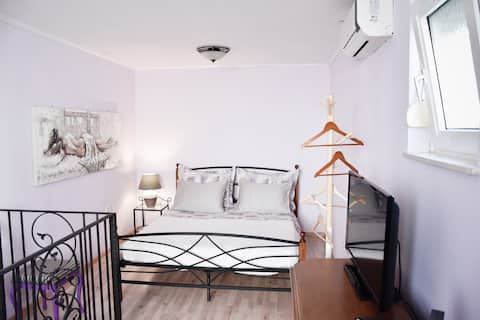 Top Airbnb: Lavender cozy & lovely studio apartment in Gradski Kotar Visoka