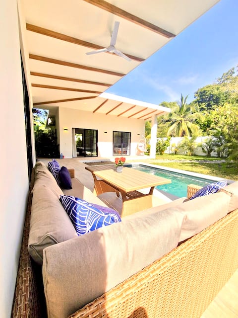 New Luxury Villa with pool. 3 min walk to sea/town