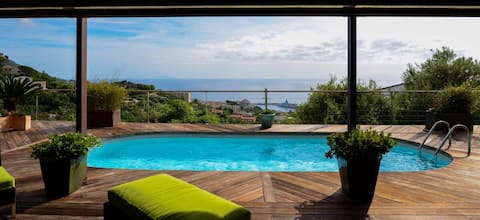 Family home with pool & sea view Bastia