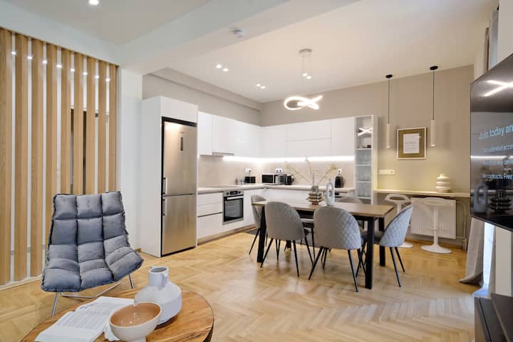 Spacious 3-bedroom Retreat In The Heart Of Pagrati - Athens