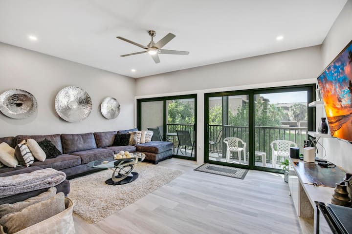 Trendy Remodeled Town Home South End Marco Island - Marco Island, FL