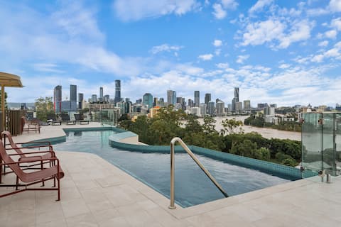 Skyline & Rooftop Pool | 2BR Modern Stay Near CBD