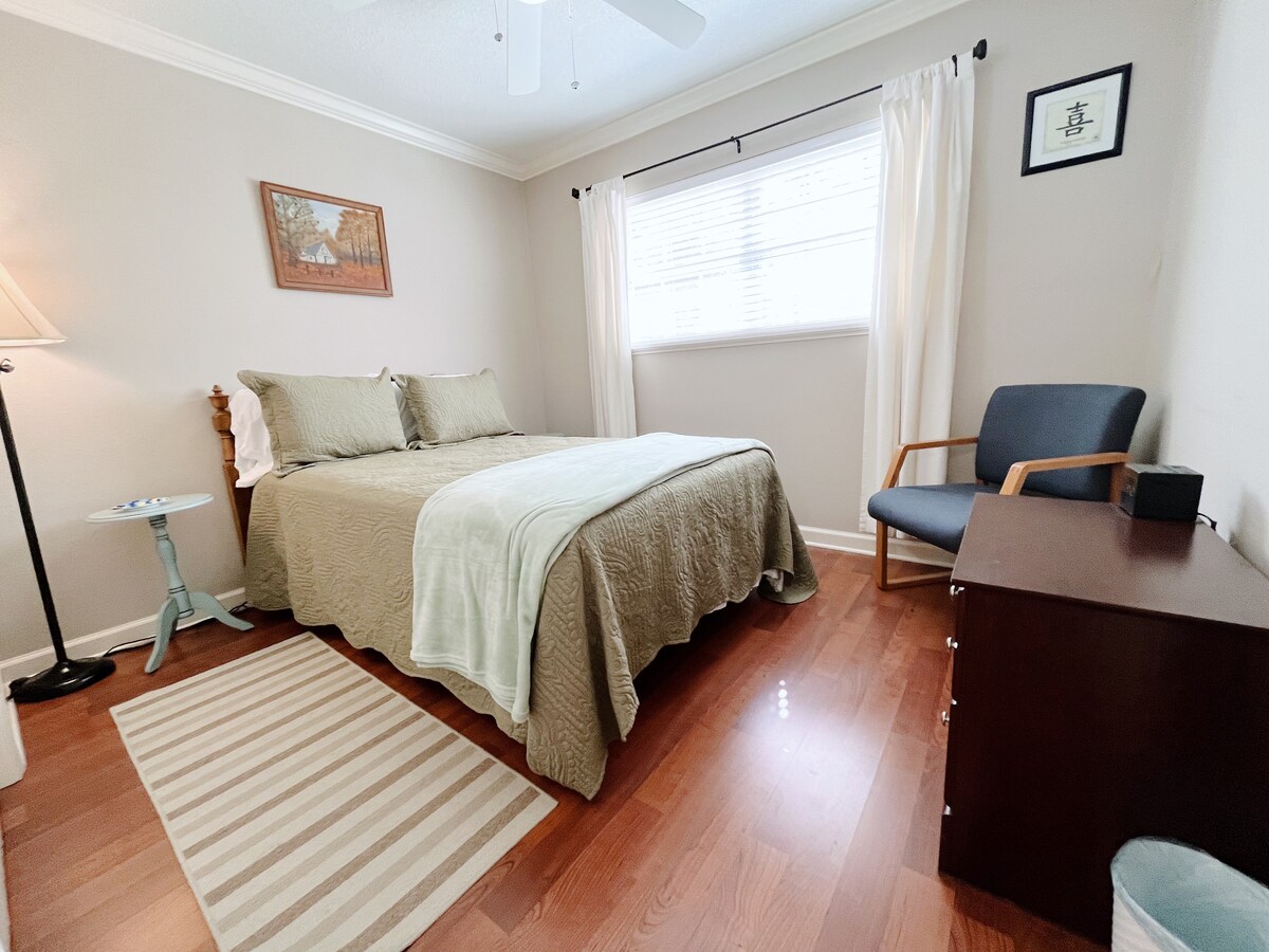 舒适入睡。 无论是公路旅行后的休息，还是在海滨度过充实一天后的放松，这些时尚客房都能提供宁静的度假体验。