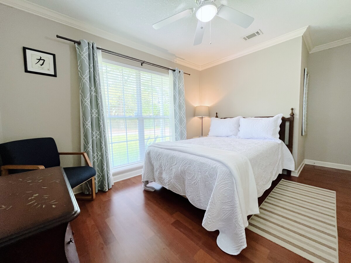 舒适入睡。 无论是公路旅行后的休息，还是在海滨度过充实一天后的放松，这些时尚客房都能提供宁静的度假体验。