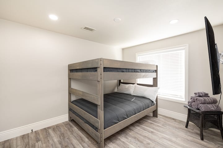 غرفة نوم في الطابق الثاني، سريرين بحجم كوين، يمكن وضعهما جنبًا إلى جنب