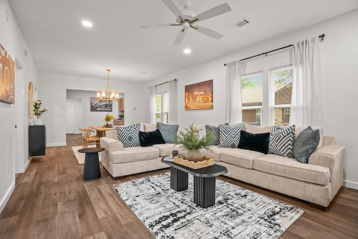 The 501 Charming House - Conway, AR