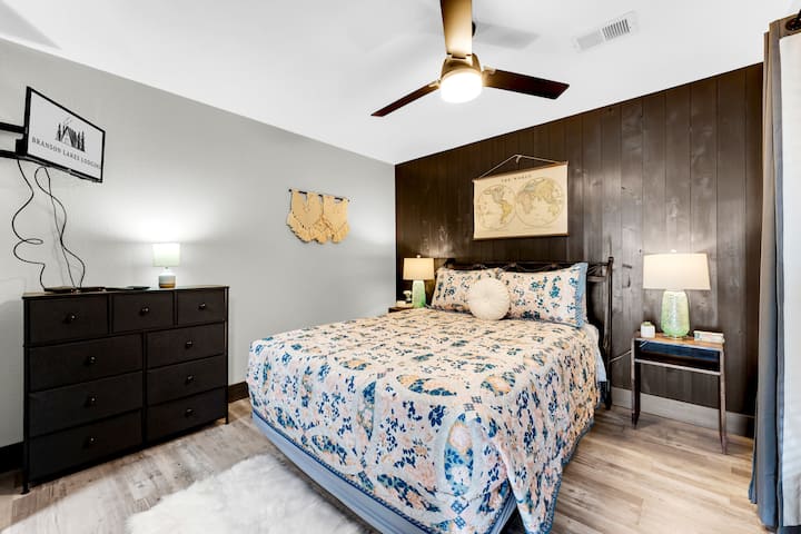 Удобен брачен кревет (широк 150-179 см), паметен телевизор Roku и нова постелнина.