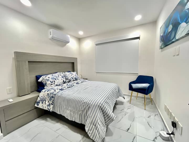 Sekundarna soba, bračni krevet, klima-uređaj, vlastiti ormar.