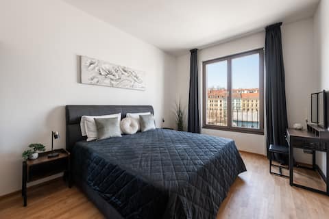 Design Apt w/Garage Parking (Toy7)