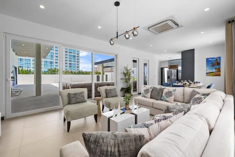 NEW Lux 6BR Private Villa w/ Pool & Walk to Beach