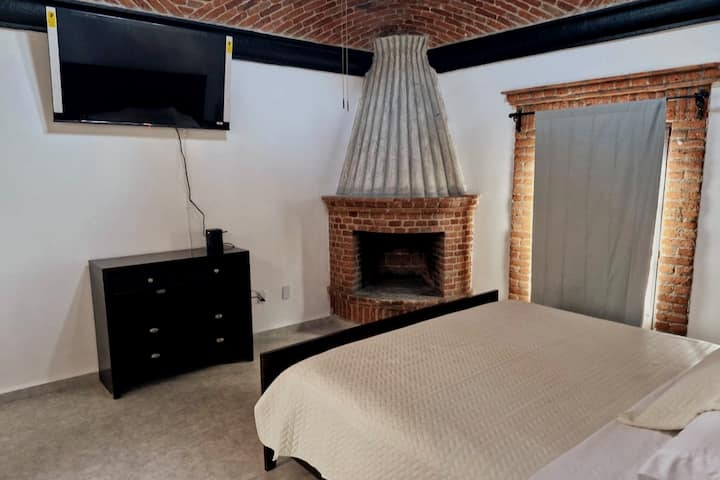  Chumba cha kulala kilicho na kitanda cha ukubwa wa kifalme + kitanda cha sofa, bafu kamili na kabati la nguo. Meko inayofanya kazi na dirisha la roshani.