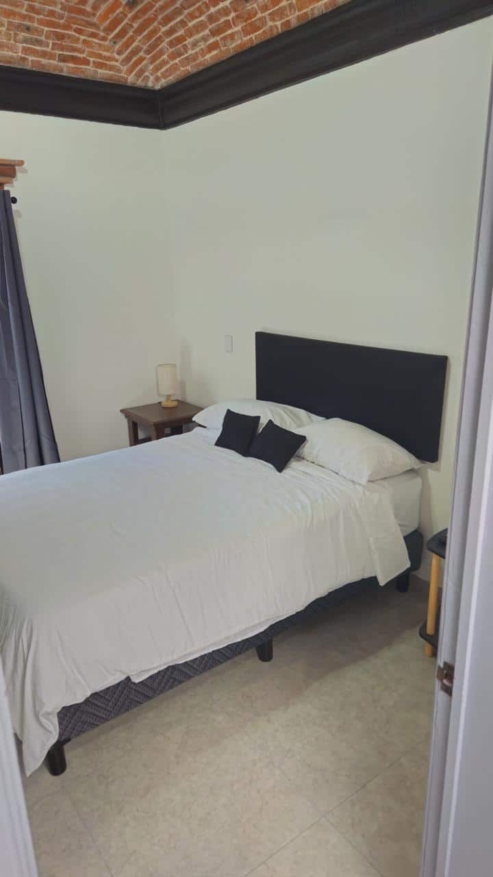 Ukiwa na kitanda cha watu wawili, bafu kamili la nje kwa ajili ya matumizi ya chumba hiki, lenye dirisha la roshani.